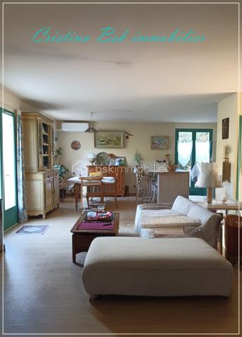 Je vous invite à découvrir cette maison individuelle proche d’Oraison, d’une superficie de 110m², édifiée sur un terrain plat clôturé paysagé. Ce bien vous propose un cadre de vie confortable et lumineux, idéal pour profiter pleinement de la douceur provençale.
Composition : 
Au rez-de-Chaussée vous trouverez un grand salon/séjour / cuisine aménagée avec portes fenêtres sur terrasse et jardin.
Sa grande véranda lumineuse est parfaite pour profiter du soleil provençal tout au long de l'année.
A l’étage, 3 chambres spacieuses avec rangements et une salle d’eau avec wc séparé. Offrant à toute la famille de beaux volumes de vie. 
Le terrain offre un cadre de vie agréable avec un espace parking, assurant votre confort et votre tranquillité. 
Vous apprécierez son exposition chaleureuse et son emplacement.
LOCALISATION : 
Village calme. Accès facile et localisation idéale au cœur de la Provence. A douze minutes seulement de l'A51 et à proximité des villes de MANOSQUE, FORCALQUIER et DIGNE LES BAINS. Le VERDON et le lac de SAINTE-CROIX sont à 50 minutes. AIX-EN-PROVENCE, la GARE Aix-TGV sont à 50 minutes. 
L'aéroport de Marignane est à 1 heure. 
C'est une opportunité rare pour vivre au calme tout en étant proche des commodités.
Photos disponibles sur demande.
Contactez-moi pour organiser une visite ou pour plus d'informations. Cette maison vous attend pour y créer de nouveaux souvenirs.