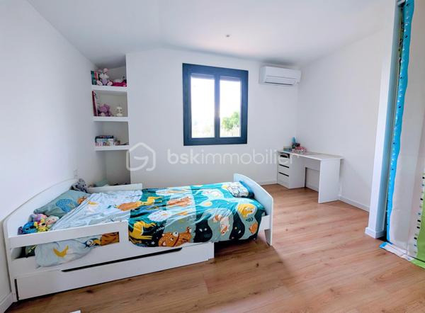 Découvrez cette maison de caractère alliant confort moderne et finitions soignées. Située au calme, cette propriété de 142 m² habitables a bénéficié d'une réhabilitation complète avec des matériaux de choix, pour un achat serein.

L'espace de vie s'articule autour d'une cuisine neuve équipée et d'un séjour chaleureux avec poêle à bois, s'ouvrant directement sur le jardin et la terrasse. Ce niveau propose une suite parentale avec salle d’eau privative et un WC indépendant. À l’étage, une mezzanine polyvalente dessert deux chambres lumineuses, une salle de bain et un second WC séparé.

Côté technique, les prestations sont optimales : climatisation réversible dans chaque pièce, chauffe-eau thermodynamique et menuiseries double vitrage avec volets roulants centralisés. Un sous-sol complet avec garage et buanderie vient parfaire ce bien fonctionnel et performant.

Une maison saine et confortable à découvrir sans tarder.
