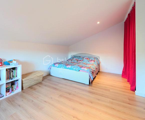 Découvrez cette maison de caractère alliant confort moderne et finitions soignées. Située au calme, cette propriété de 142 m² habitables a bénéficié d'une réhabilitation complète avec des matériaux de choix, pour un achat serein.

L'espace de vie s'articule autour d'une cuisine neuve équipée et d'un séjour chaleureux avec poêle à bois, s'ouvrant directement sur le jardin et la terrasse. Ce niveau propose une suite parentale avec salle d’eau privative et un WC indépendant. À l’étage, une mezzanine polyvalente dessert deux chambres lumineuses, une salle de bain et un second WC séparé.

Côté technique, les prestations sont optimales : climatisation réversible dans chaque pièce, chauffe-eau thermodynamique et menuiseries double vitrage avec volets roulants centralisés. Un sous-sol complet avec garage et buanderie vient parfaire ce bien fonctionnel et performant.

Une maison saine et confortable à découvrir sans tarder.