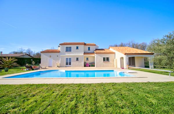 Maison à vendre à LAYRAC de 206 m² avec vue dégagée comprenant 5 pièces, 4 chambres, piscine, terrasse, local et carport.
