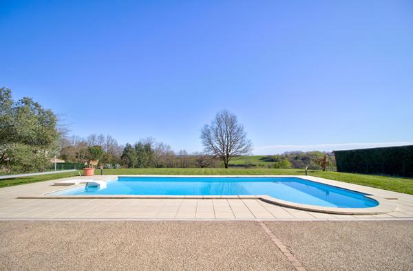 Maison à vendre à LAYRAC de 206 m² avec vue dégagée comprenant 5 pièces, 4 chambres, piscine, terrasse, local et carport.