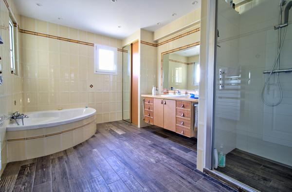 Maison à vendre à LAYRAC de 206 m² avec vue dégagée comprenant 5 pièces, 4 chambres, piscine, terrasse, local et carport.