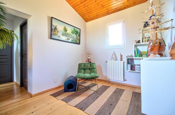 Maison à vendre à LAYRAC de 206 m² avec vue dégagée comprenant 5 pièces, 4 chambres, piscine, terrasse, local et carport.