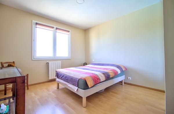 Maison à vendre à LAYRAC de 206 m² avec vue dégagée comprenant 5 pièces, 4 chambres, piscine, terrasse, local et carport.