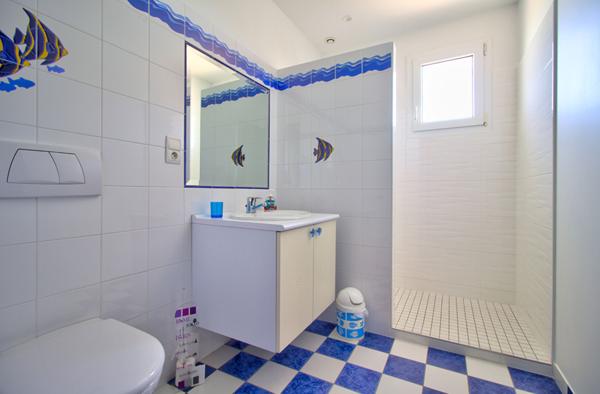 Maison à vendre à LAYRAC de 206 m² avec vue dégagée comprenant 5 pièces, 4 chambres, piscine, terrasse, local et carport.