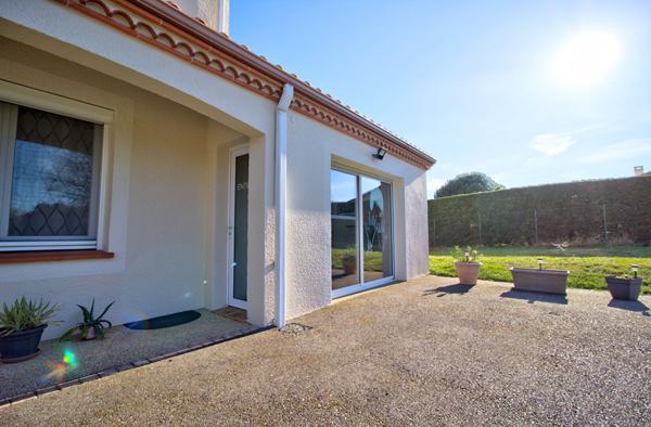 Maison à vendre à LAYRAC de 206 m² avec vue dégagée comprenant 5 pièces, 4 chambres, piscine, terrasse, local et carport.