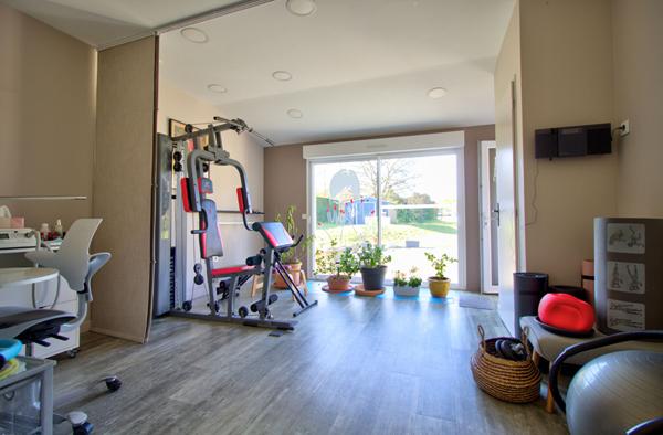 Maison à vendre à LAYRAC de 206 m² avec vue dégagée comprenant 5 pièces, 4 chambres, piscine, terrasse, local et carport.