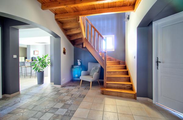 Maison à vendre à LAYRAC de 206 m² avec vue dégagée comprenant 5 pièces, 4 chambres, piscine, terrasse, local et carport.