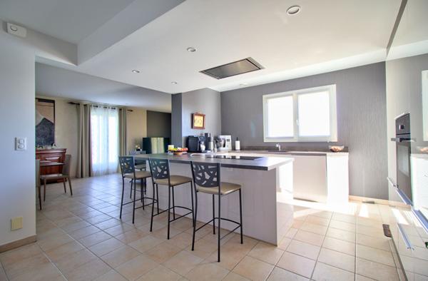 Maison à vendre à LAYRAC de 206 m² avec vue dégagée comprenant 5 pièces, 4 chambres, piscine, terrasse, local et carport.