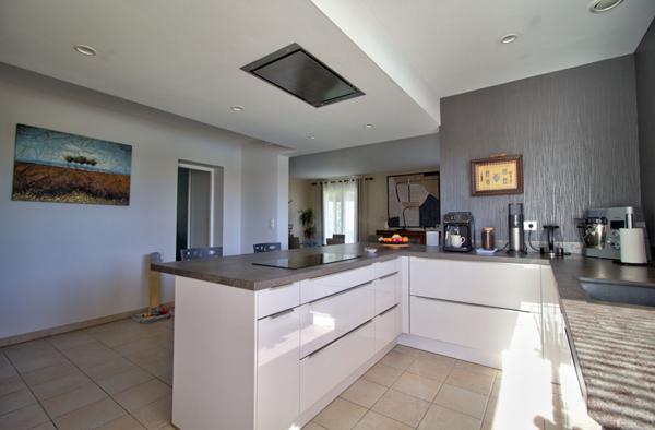 Maison à vendre à LAYRAC de 206 m² avec vue dégagée comprenant 5 pièces, 4 chambres, piscine, terrasse, local et carport.