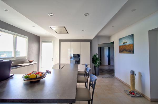 Maison à vendre à LAYRAC de 206 m² avec vue dégagée comprenant 5 pièces, 4 chambres, piscine, terrasse, local et carport.