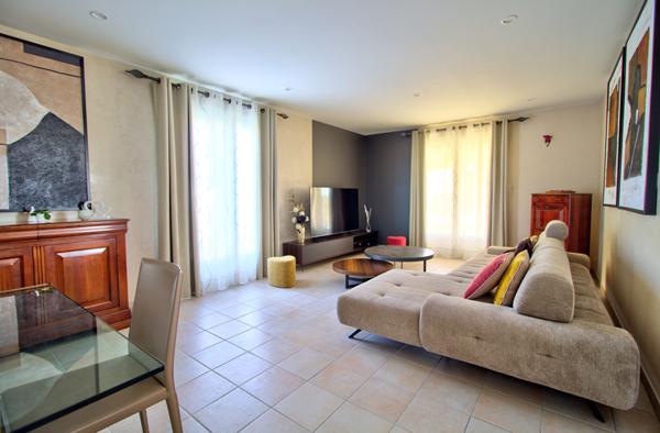 Maison à vendre à LAYRAC de 206 m² avec vue dégagée comprenant 5 pièces, 4 chambres, piscine, terrasse, local et carport.
