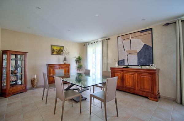 Maison à vendre à LAYRAC de 206 m² avec vue dégagée comprenant 5 pièces, 4 chambres, piscine, terrasse, local et carport.