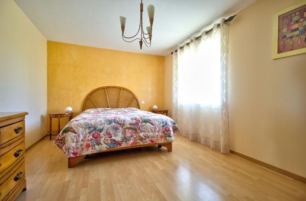 Maison à vendre à LAYRAC de 206 m² avec vue dégagée comprenant 5 pièces, 4 chambres, piscine, terrasse, local et carport.