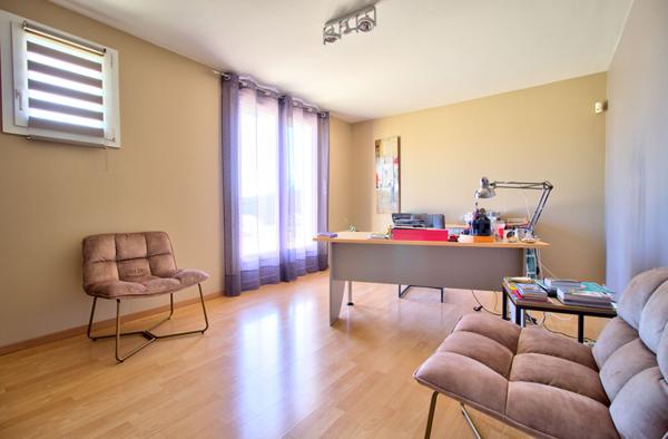 Maison à vendre à LAYRAC de 206 m² avec vue dégagée comprenant 5 pièces, 4 chambres, piscine, terrasse, local et carport.