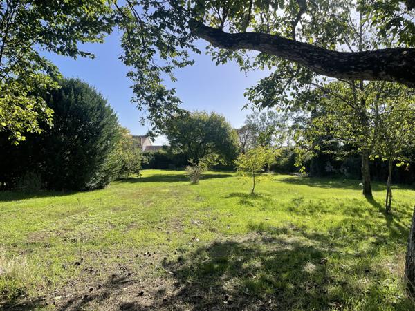 MAISON EN PIERRE - BOURG - TERRAIN 2109 M2