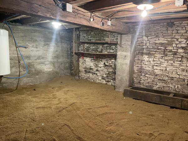 MAISON EN PIERRE - BOURG - TERRAIN 2109 M2