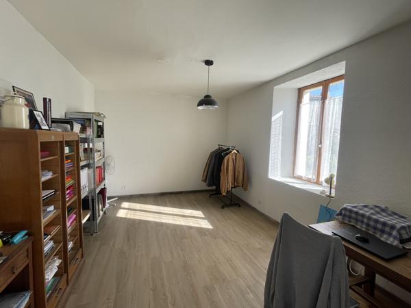 MAISON EN PIERRE - BOURG - TERRAIN 2109 M2