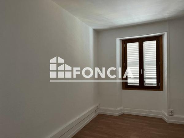 Location Appartement 4 pièces 107 m² - 16 PLACE DE LA SOUS PREFECTURE Saint-jean-de-maurienne 73300