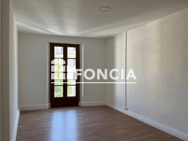 Location Appartement 4 pièces 107 m² - 16 PLACE DE LA SOUS PREFECTURE Saint-jean-de-maurienne 73300