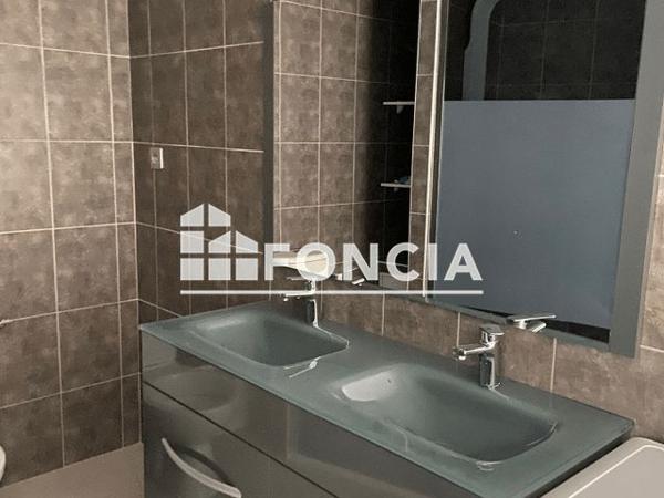 Location Appartement 4 pièces 107 m² - 16 PLACE DE LA SOUS PREFECTURE Saint-jean-de-maurienne 73300