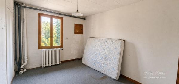Propriété de 828m² sur 9045m² de terrain - Chorges