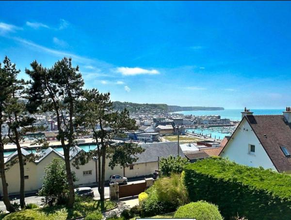 Fécamp (76400) A PROXIMITE DU PORT- PROPRIETE FAMILIALE AVEC PISCINE ET VUE MER