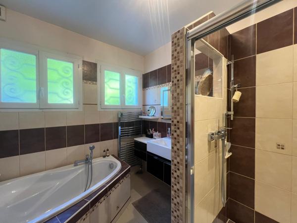 Fécamp (76400) A PROXIMITE DU PORT- PROPRIETE FAMILIALE AVEC PISCINE ET VUE MER