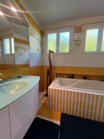 Fécamp (76400) A PROXIMITE DU PORT- PROPRIETE FAMILIALE AVEC PISCINE ET VUE MER