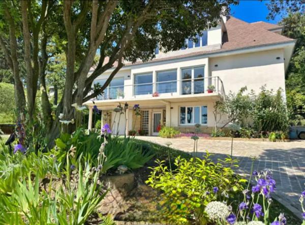 Fécamp (76400) A PROXIMITE DU PORT- PROPRIETE FAMILIALE AVEC PISCINE ET VUE MER