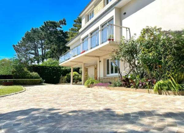 Fécamp (76400) A PROXIMITE DU PORT- PROPRIETE FAMILIALE AVEC PISCINE ET VUE MER