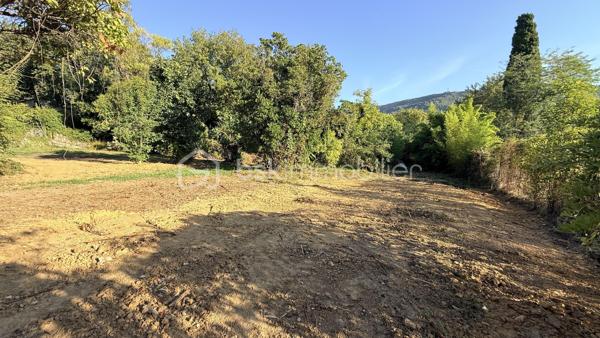 Dans le quartier de La Sine à Vence, à proximité des écoles, des transports et avec un accès rapide au centre-ville, découvrez cette maison familiale de 253 m² loi Carrez, implantée sur un vaste terrain plat d’environ 4 000 m², sans vis-à-vis et piscinable.

Avec son intérieur rénové, son excellent DPE B et ses beaux volumes, la maison offre une configuration particulièrement adaptée à la vie de famille.

Au rez-de-chaussée, vous découvrirez un vaste séjour avec une belle hauteur sous plafond et une cuisine neuve entièrement équipée. Ce niveau dispose également de deux chambres en suite, chacune avec sa salle de bains neuve, d’une buanderie ainsi que d’un WC invités.

Une véranda complète ce niveau et offre un espace supplémentaire à aménager selon vos besoins.

À l’étage, vous trouverez deux chambres supplémentaires, un bureau idéal pour le télétravail, une salle d’eau neuve ainsi que deux WC. Une tropézienne permet également de profiter d’un extérieur à l’étage.

Un grenier accessible indépendamment par l’extérieur offre un espace de stockage complémentaire.

Côté extérieur, la propriété bénéficie d’un véritable atout avec son terrain plat d’environ 4 000 m², sans vis-à-vis, piscinable et constructible. Il offre de nombreuses possibilités d’aménagement et présente également un potentiel de détachement parcellaire, sous réserve des autorisations d’urbanisme et de la faisabilité technique du projet.

Un patio d’entrée, une grande terrasse et une aire de stationnement pouvant accueillir plusieurs véhicules complètent la propriété.

Les + :

* 253 m² loi Carrez
* 4 chambres + bureau
* 2 salles de bains + 1 salle d’eau neuves
* Vaste pièce de vie avec belle hauteur sous plafond
* Cuisine neuve entièrement équipée
* Maison entièrement climatisée
* Intérieur rénové
* Excellent DPE B
* Terrain plat d’environ 4 000 m², sans vis-à-vis et piscinable
* Terrain constructible avec potentiel de détachement parcellaire
* Grande terrasse
* Véranda
* Buanderie et grenier
* Stationnement pour plusieurs véhicules
* Proximité des écoles, transports, services et centre-ville

Une maison familiale aux volumes généreux, offrant espace, confort et de nombreuses possibilités d’évolution sur le secteur de Vence.
