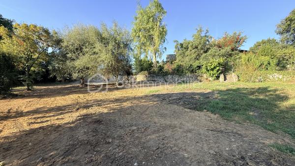 Dans le quartier de La Sine à Vence, à proximité des écoles, des transports et avec un accès rapide au centre-ville, découvrez cette maison familiale de 253 m² loi Carrez, implantée sur un vaste terrain plat d’environ 4 000 m², sans vis-à-vis et piscinable.

Avec son intérieur rénové, son excellent DPE B et ses beaux volumes, la maison offre une configuration particulièrement adaptée à la vie de famille.

Au rez-de-chaussée, vous découvrirez un vaste séjour avec une belle hauteur sous plafond et une cuisine neuve entièrement équipée. Ce niveau dispose également de deux chambres en suite, chacune avec sa salle de bains neuve, d’une buanderie ainsi que d’un WC invités.

Une véranda complète ce niveau et offre un espace supplémentaire à aménager selon vos besoins.

À l’étage, vous trouverez deux chambres supplémentaires, un bureau idéal pour le télétravail, une salle d’eau neuve ainsi que deux WC. Une tropézienne permet également de profiter d’un extérieur à l’étage.

Un grenier accessible indépendamment par l’extérieur offre un espace de stockage complémentaire.

Côté extérieur, la propriété bénéficie d’un véritable atout avec son terrain plat d’environ 4 000 m², sans vis-à-vis, piscinable et constructible. Il offre de nombreuses possibilités d’aménagement et présente également un potentiel de détachement parcellaire, sous réserve des autorisations d’urbanisme et de la faisabilité technique du projet.

Un patio d’entrée, une grande terrasse et une aire de stationnement pouvant accueillir plusieurs véhicules complètent la propriété.

Les + :

* 253 m² loi Carrez
* 4 chambres + bureau
* 2 salles de bains + 1 salle d’eau neuves
* Vaste pièce de vie avec belle hauteur sous plafond
* Cuisine neuve entièrement équipée
* Maison entièrement climatisée
* Intérieur rénové
* Excellent DPE B
* Terrain plat d’environ 4 000 m², sans vis-à-vis et piscinable
* Terrain constructible avec potentiel de détachement parcellaire
* Grande terrasse
* Véranda
* Buanderie et grenier
* Stationnement pour plusieurs véhicules
* Proximité des écoles, transports, services et centre-ville

Une maison familiale aux volumes généreux, offrant espace, confort et de nombreuses possibilités d’évolution sur le secteur de Vence.