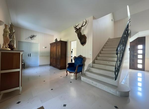 À vendre - Villa, 10 pièces située à Saint-Cyr-sur-Loire (37540)