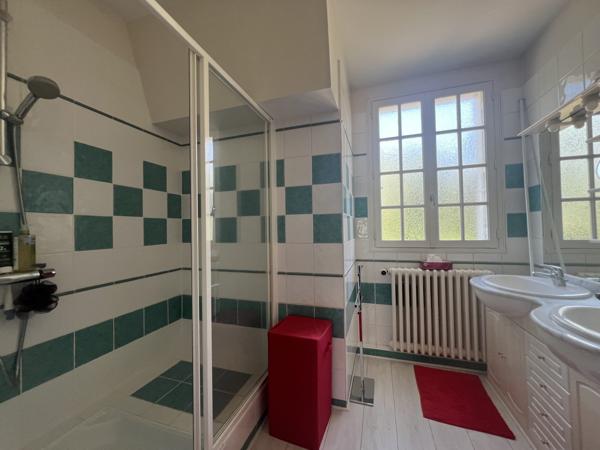 À vendre - Villa, 10 pièces située à Saint-Cyr-sur-Loire (37540)