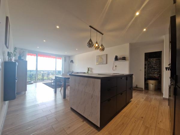 Appartement
         4 pièces
        - 75 m² 257 000 € *