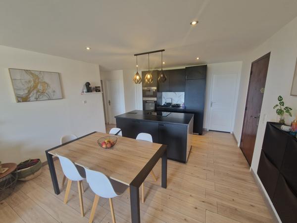 Appartement
         4 pièces
        - 75 m² 257 000 € *