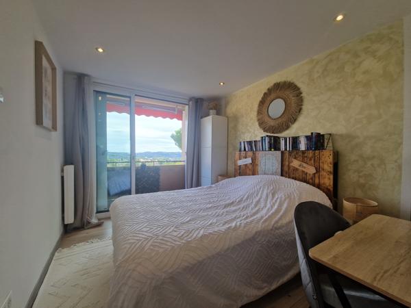 Appartement
         4 pièces
        - 75 m² 257 000 € *