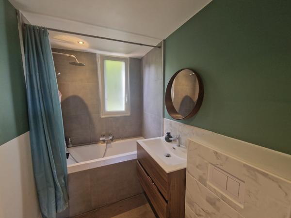 Appartement
         4 pièces
        - 75 m² 257 000 € *
