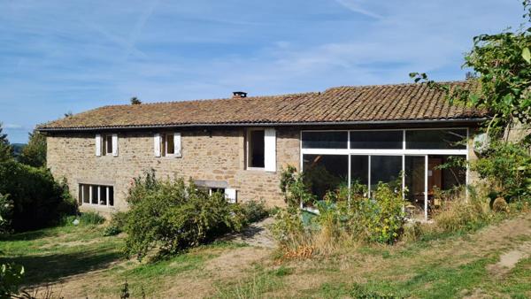 Saint Genest Malifaux 42660 corps de ferme avec cour fermée 215m² habitables 4 chambres, écurie-grange sur 1300m² de terrain
