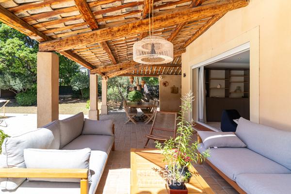 Bastide provençale avec terrain et piscine