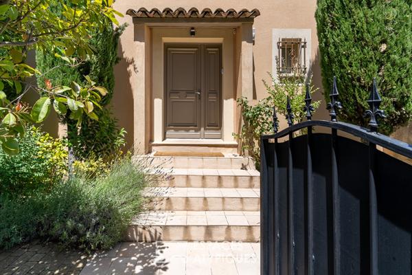 Bastide provençale avec terrain et piscine