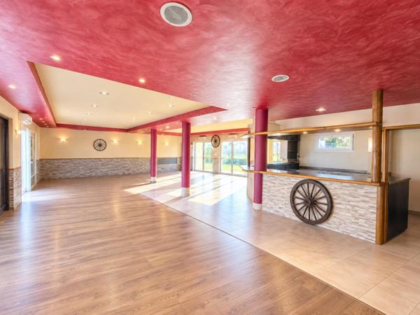 Au coeur de MORESTEL - LOCAL COMMERCIAL de 325 m² - Salle de réception et chambres d'hôtes