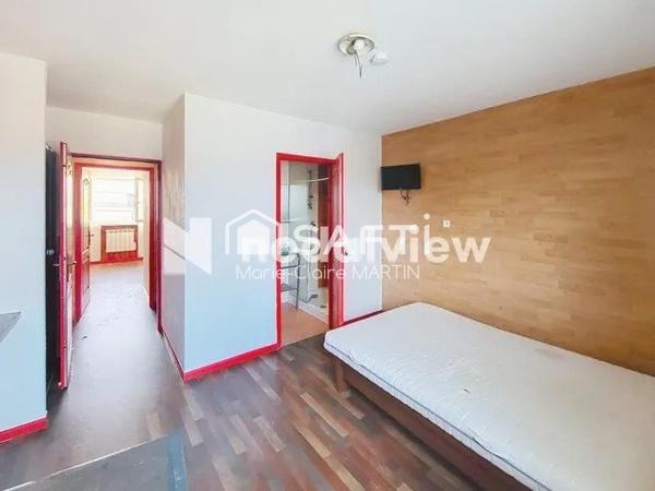 Au coeur de MORESTEL - LOCAL COMMERCIAL de 325 m² - Salle de réception et chambres d'hôtes