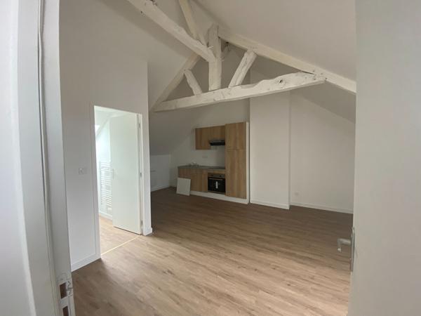 A LOUER - Studio. plein centre de ST MEEN LE GRAND