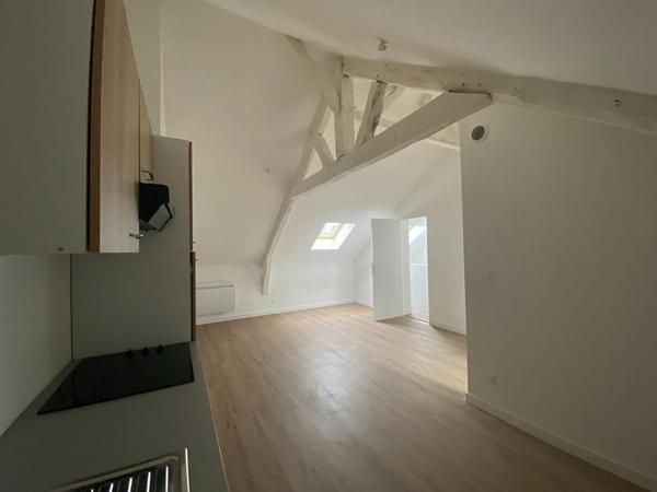 A LOUER - Studio. plein centre de ST MEEN LE GRAND