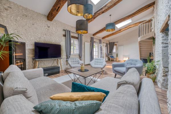 CHARMANTE CHARENTAISE RÉNOVÉE AVEC GITES A MÉDIS