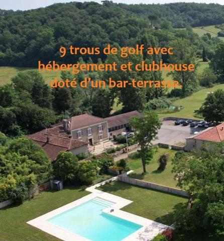 9 trous de golf avec hébergement et bar/terrasse