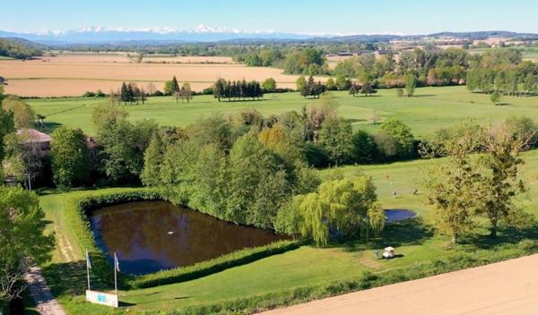 9 trous de golf avec hébergement et bar/terrasse