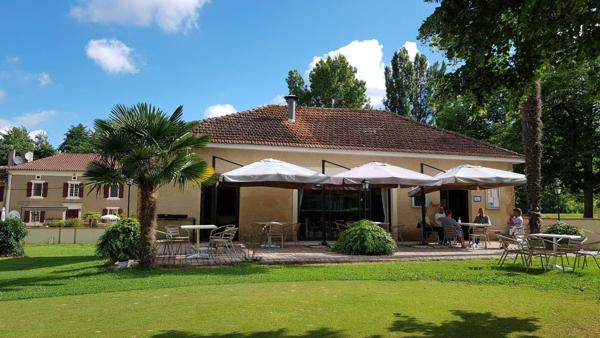 9 trous de golf avec hébergement et bar/terrasse